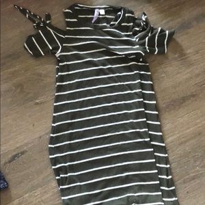 Francescas T-shirt dress with cold shoulder